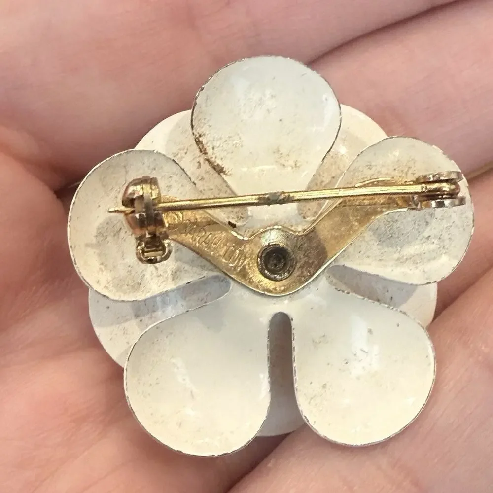 Vtg Sarah Coventry Remember Me White Enamel Flower Brooch Pin Gold Tone 1960s